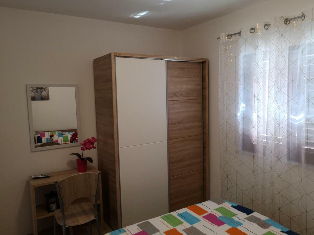 Tomek Apartment Vir Exterior foto